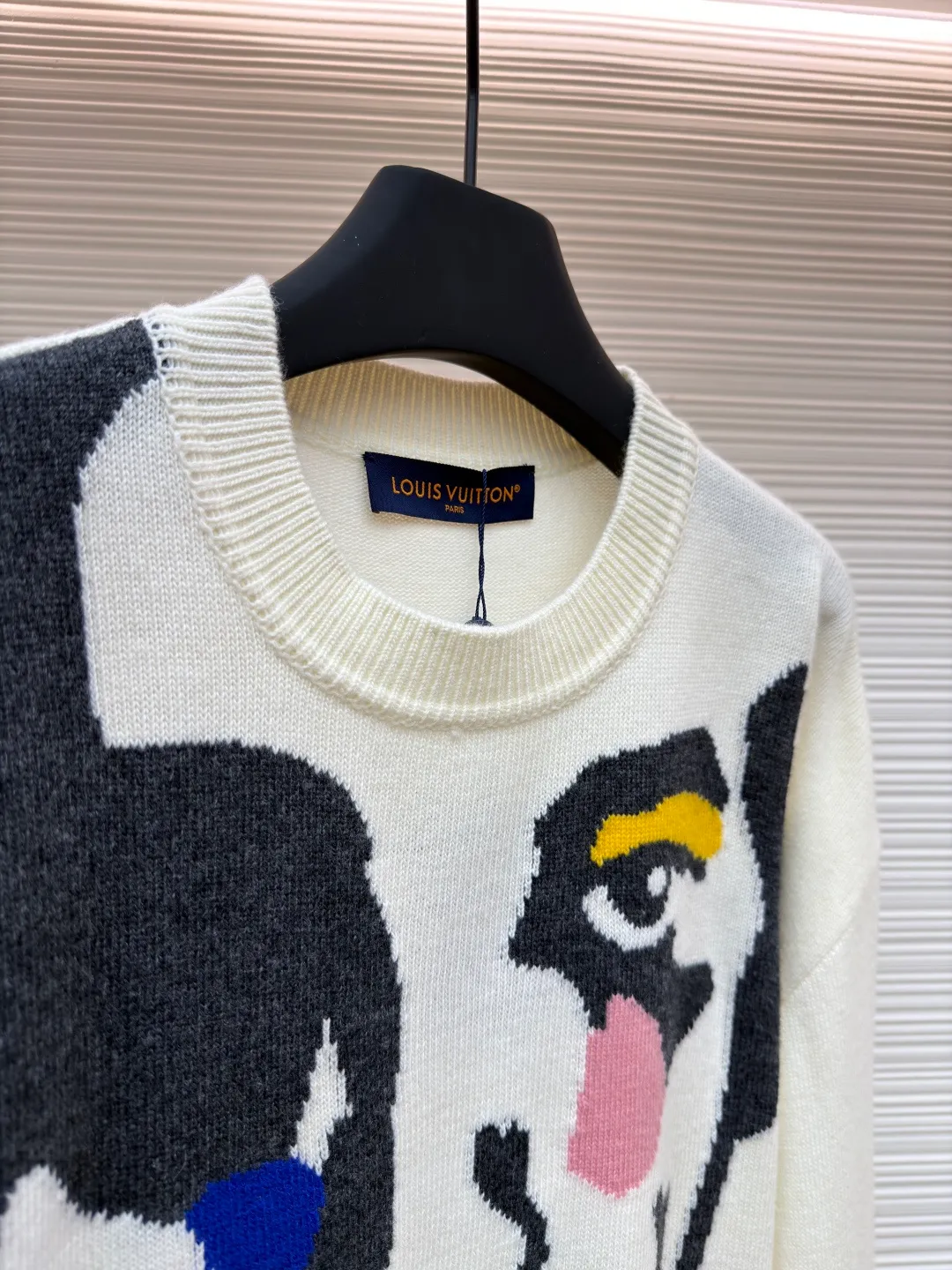 LOUIS VUITTON Portrait Grimace Jacquard Sweater ●Original version: 13100 purchase and development ●Item number: 1681807-B50 ●Fabric: wool blended fabric ●Technology: jacquard knitting ●Color: off-white ●Version: fitted version ●Weight: about 470 grams ●Size: XS-S-M-L ●Description: This human face jacquard sweater is made of 12-needle high-density worsted wool blend yarn, with a soft and crisp texture. The main face pattern uses intarsia jacquard technology, and is precisely interwoven with multi-color yarns such as black, blue, and green. There are no floating lines on the edges of the pattern, and the color levels are clear and not easy to fall off. The collar, cuffs and hem are all made of ribbed edge technology, which has excellent elasticity and will not deform after long-term wear. The seams on the body are double-needle seamed, and the details are reinforced and durable; the shoulders are made of seamless weaving technology, so there are no indentations and a better fit when worn. The overall shape is adapted to various body shapes through three-dimensional tailoring, and the manual measurement error is controlled within ±3cm, taking into account both design and practical wearability. The overall wiring is straight and delicate, the fabric is comfortable and soft, and the color is consistent without color difference. It can be matched with the same style to create a fashionable look and control various occasions. Customized accessories, complete with three standards, same style for men and women!